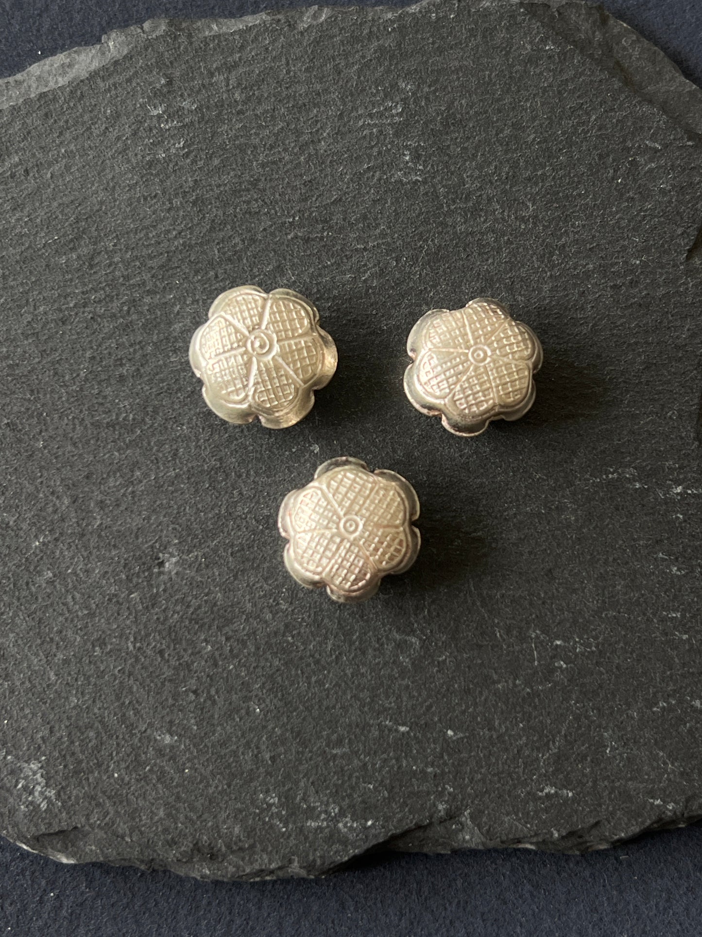 1個 カレンシルバー 貫通パーツ 花15×15×8.5mm