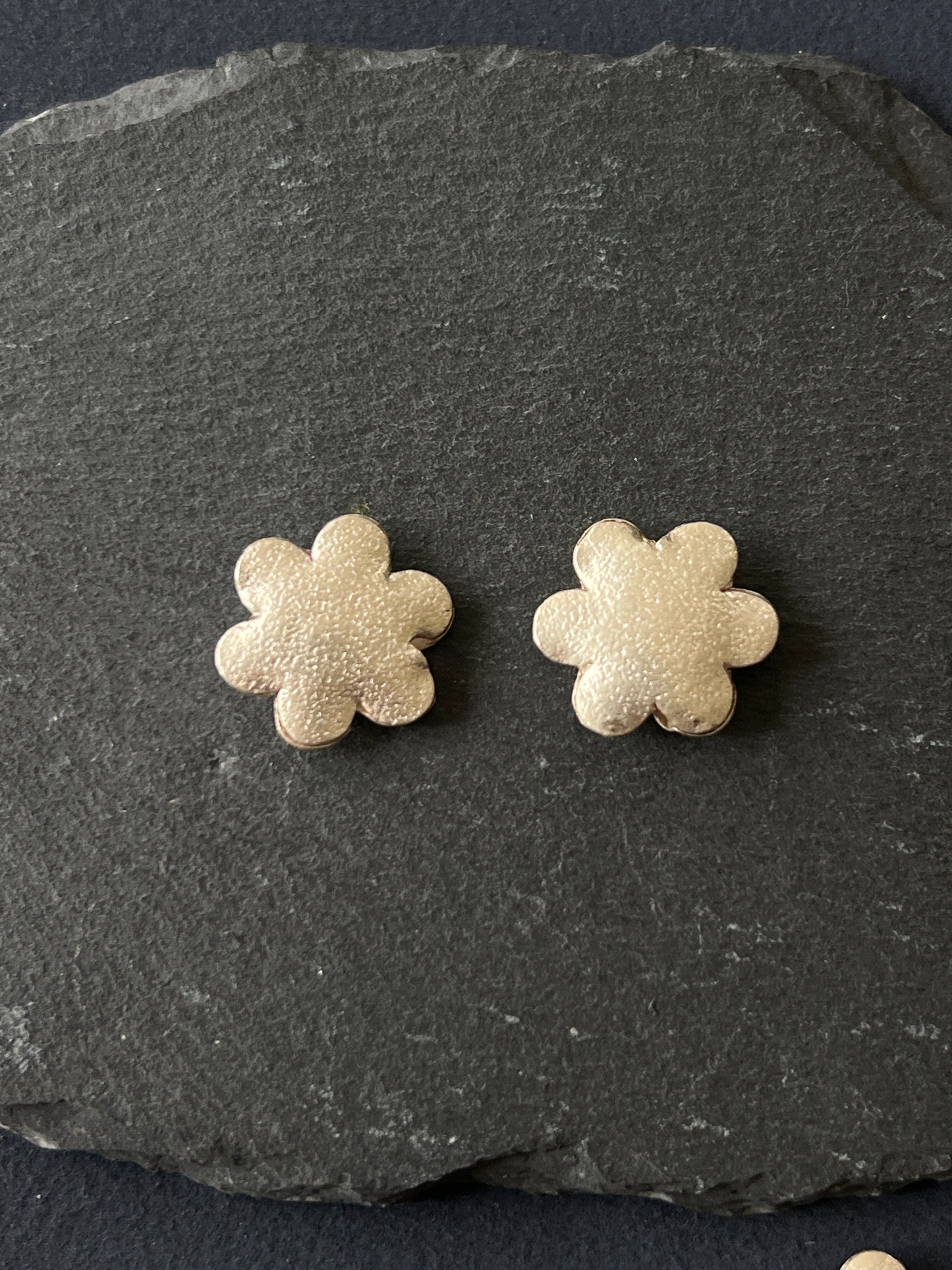 1個 カレンシルバー 貫通パーツ 花19×5mm