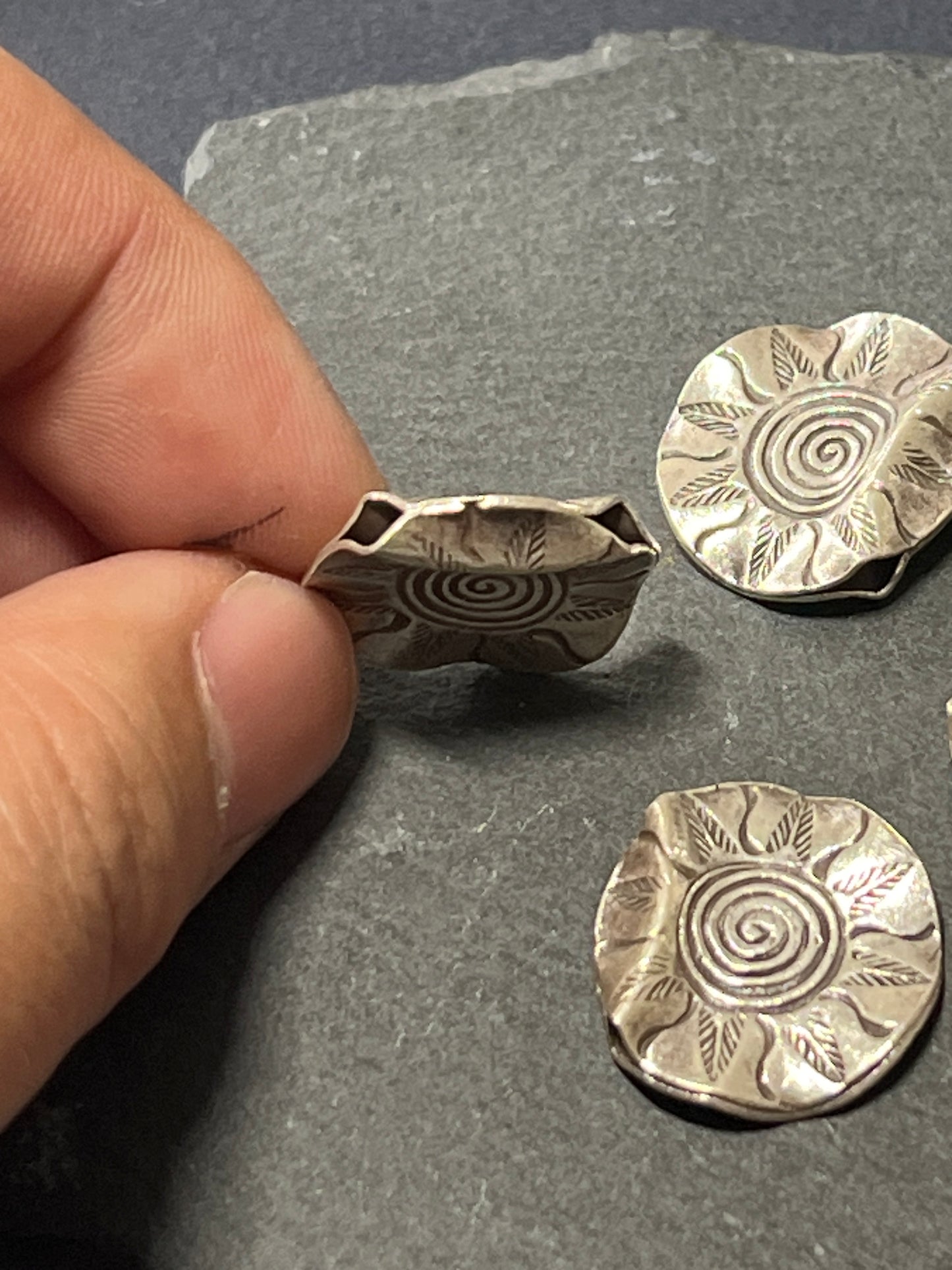 1個 カレンシルバー 貫通パーツ 20×19mm 穴から穴14mm