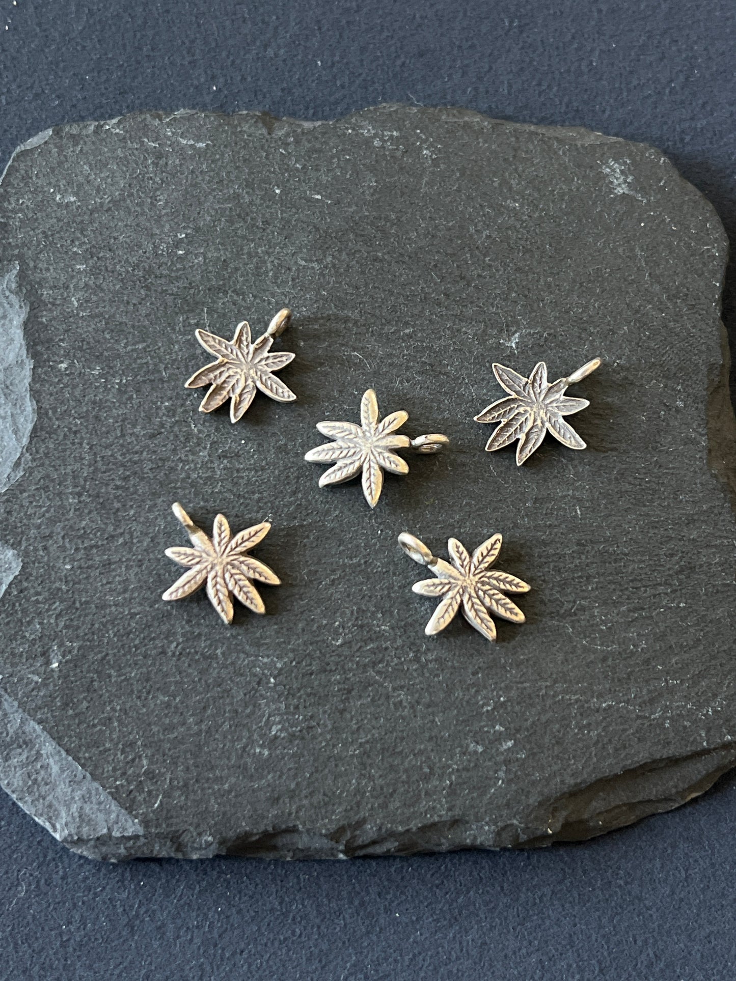 1個 カレンシルバー チャーム 葉っぱ 17×15mm