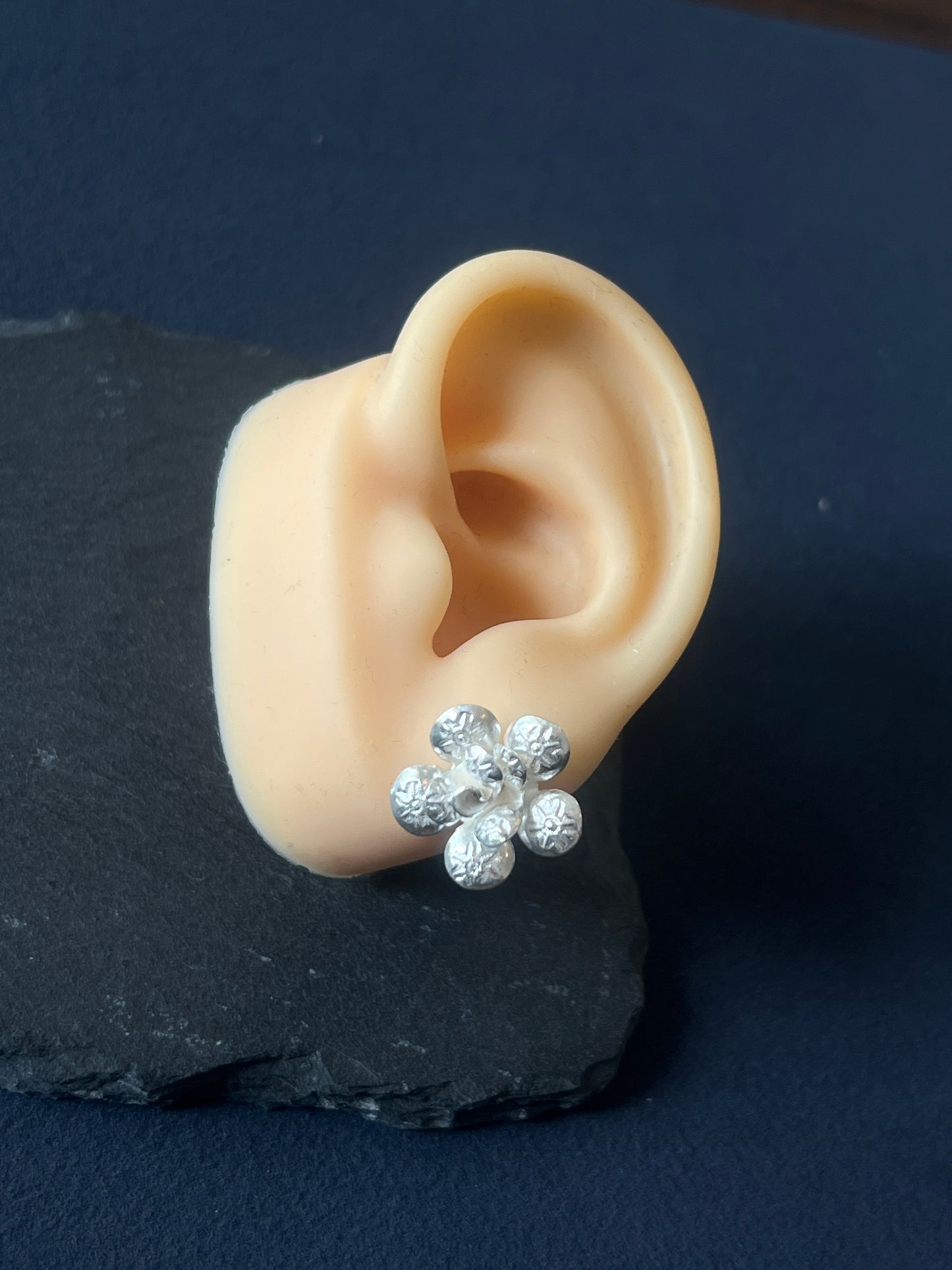 1ペア カレンシルバー ピアス ヘアライン 花18mm×長さ19mm