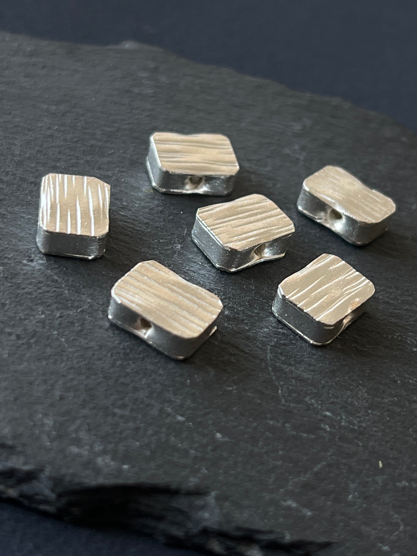 1個 カレンシルバー 貫通パーツ 12.5×9×5mm 穴〜穴9.5mm