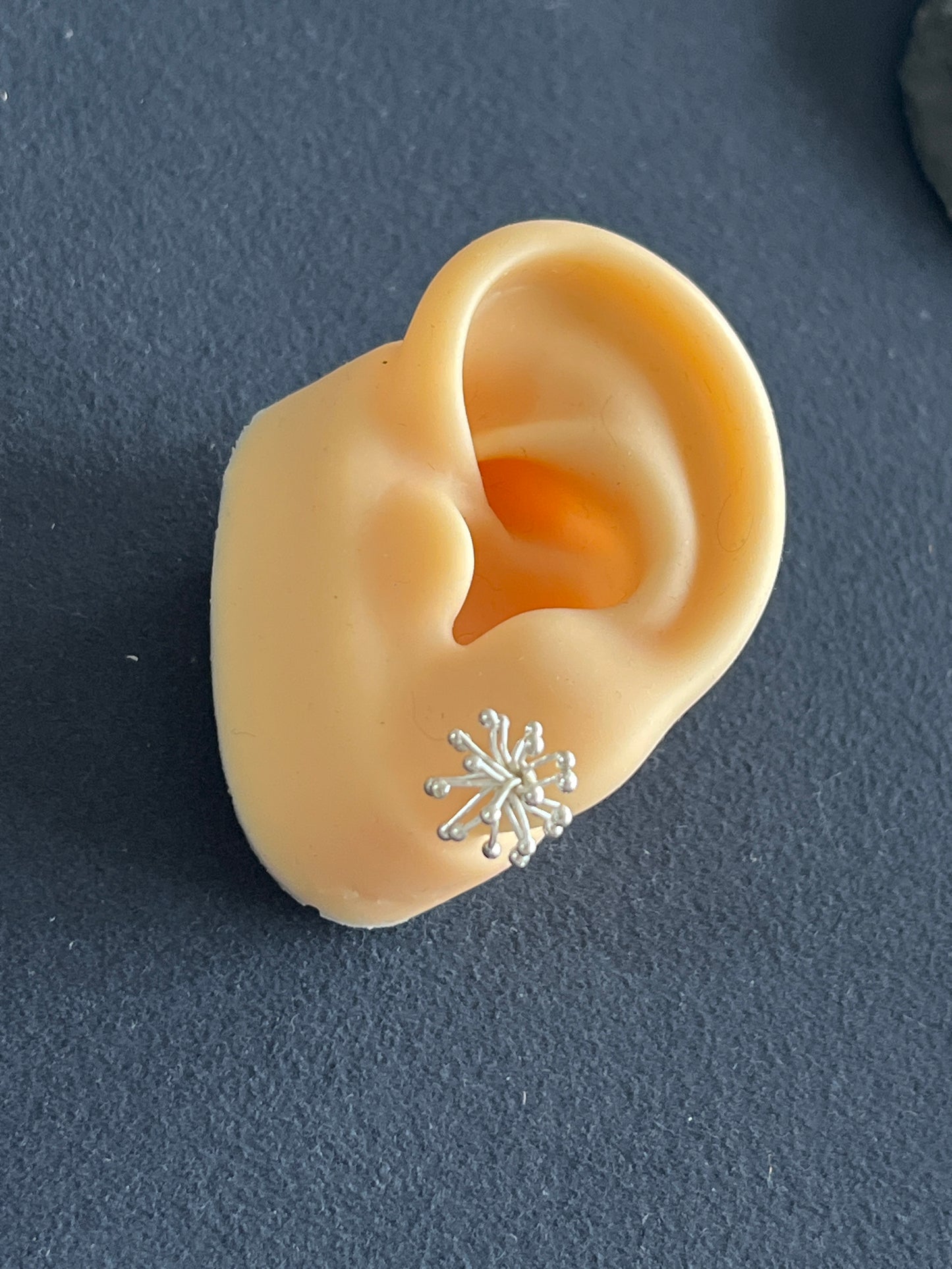 カレンシルバー スタッドピアス 約20×14mm