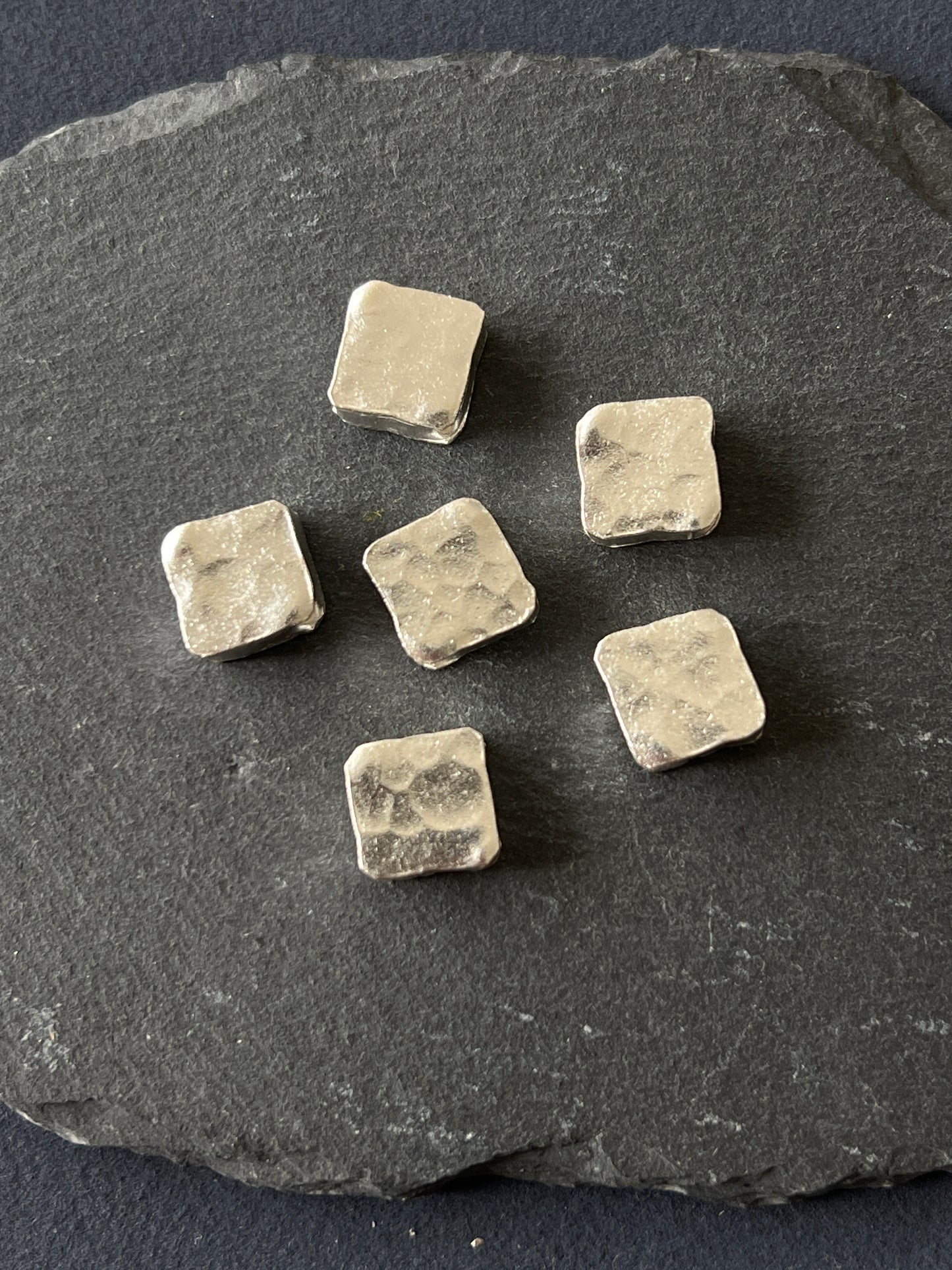 1個 カレンシルバー 貫通パーツ 槌目 一辺11×厚み5mm 穴〜穴13.5mm