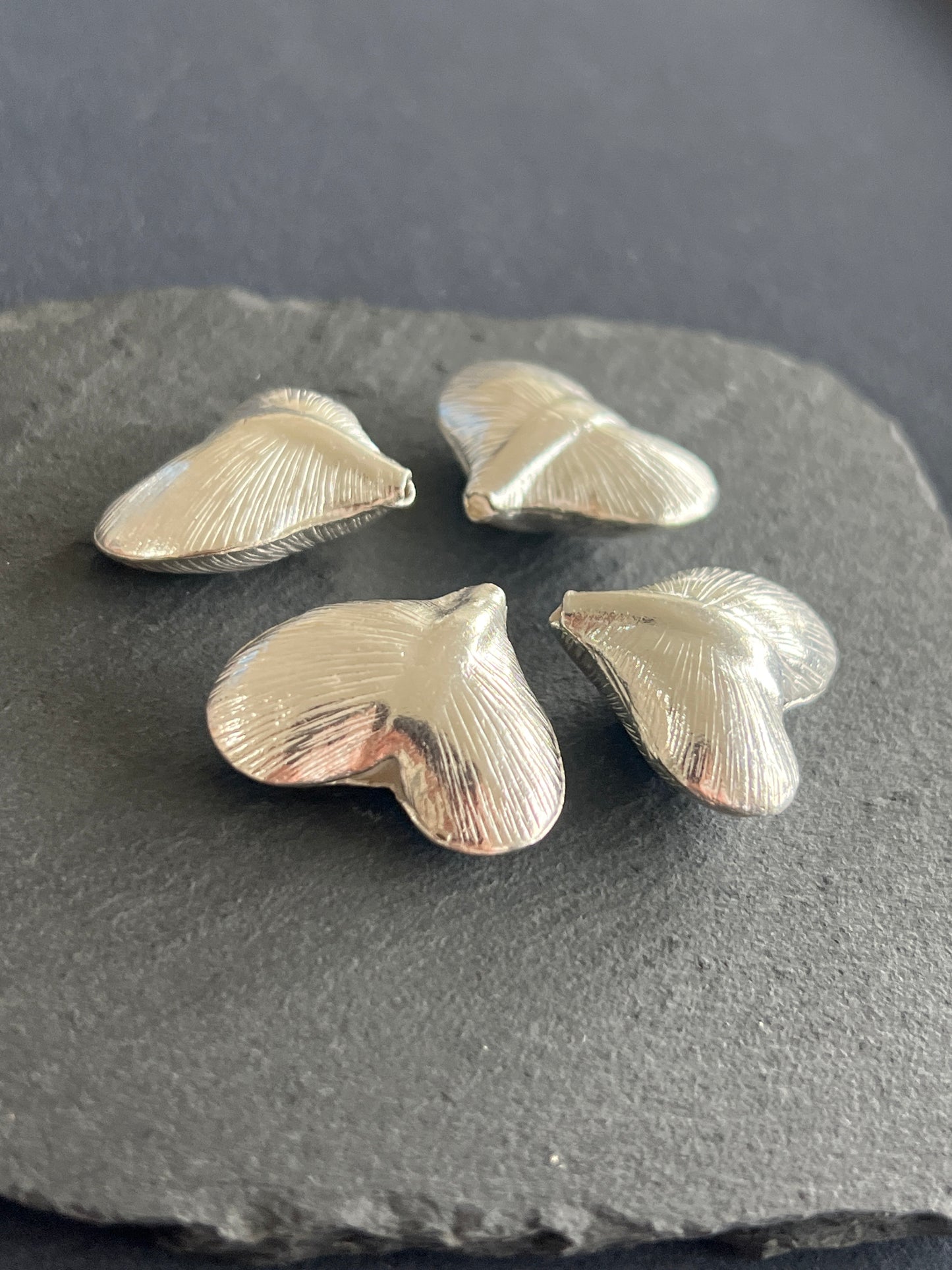 1個 カレンシルバー ハート 26×22mm 貫通穴