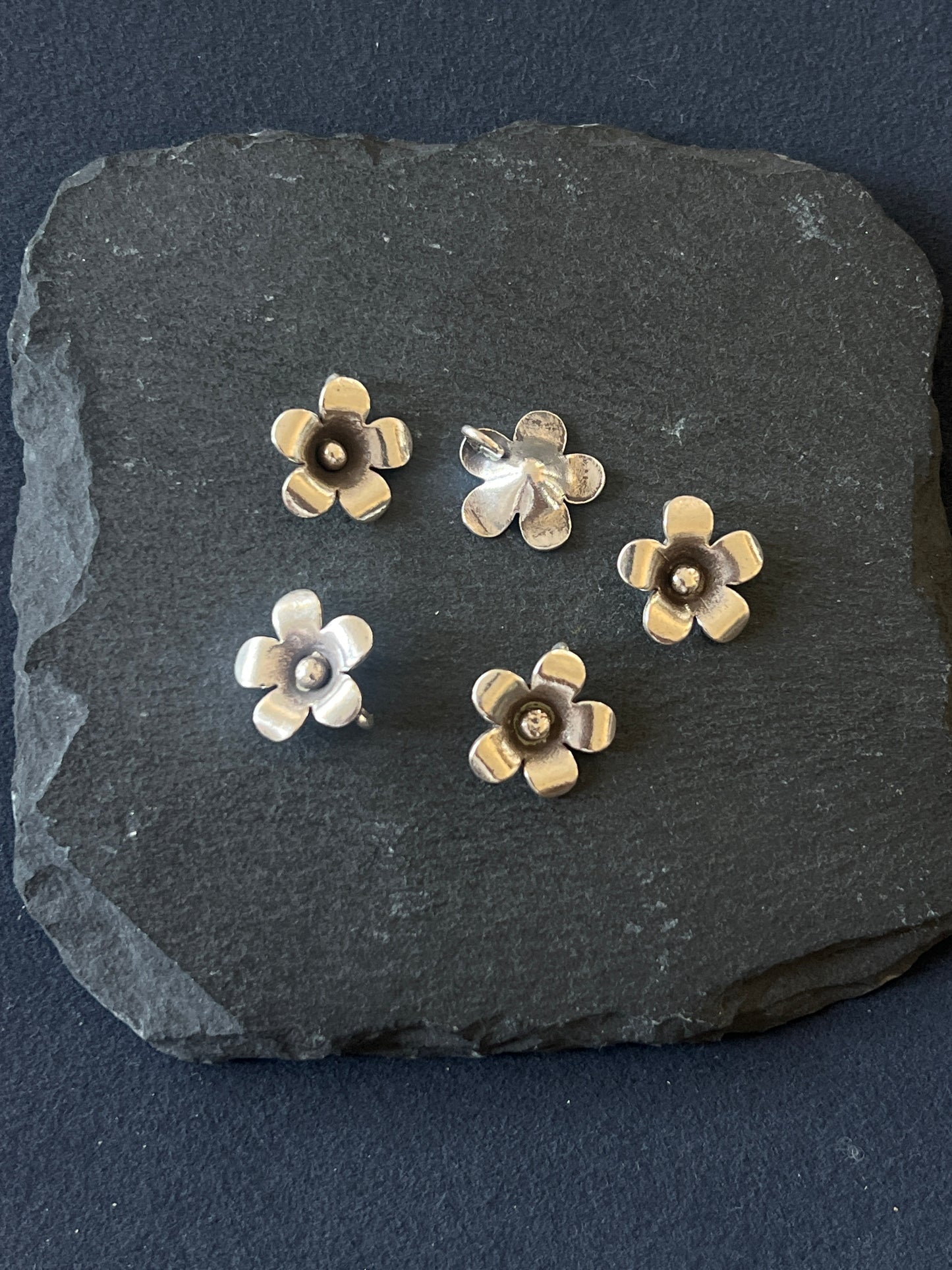 1個 カレンシルバー チャーム 花 15×15×5.5mm