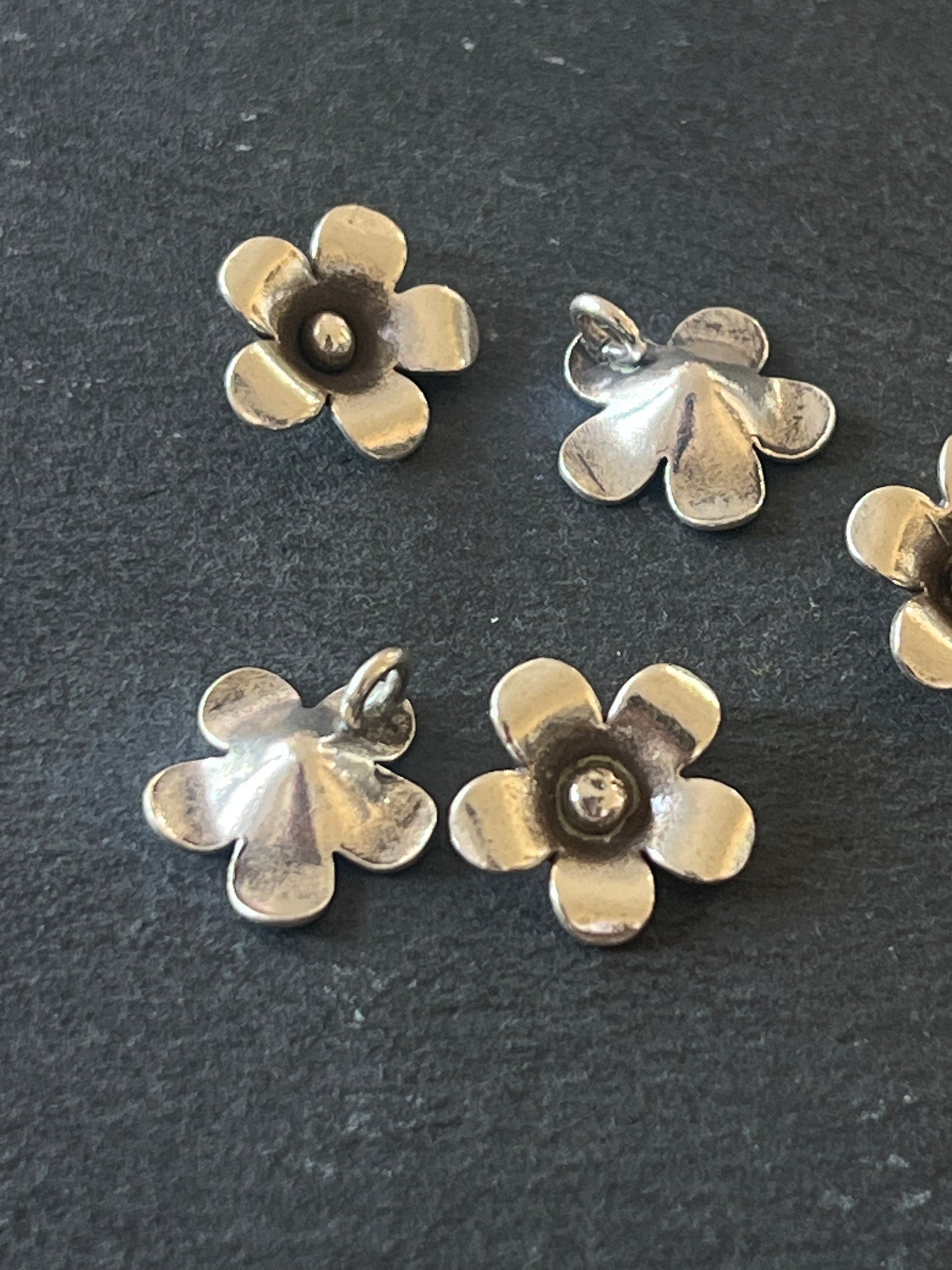 1個 カレンシルバー チャーム 花 15×15×5.5mm