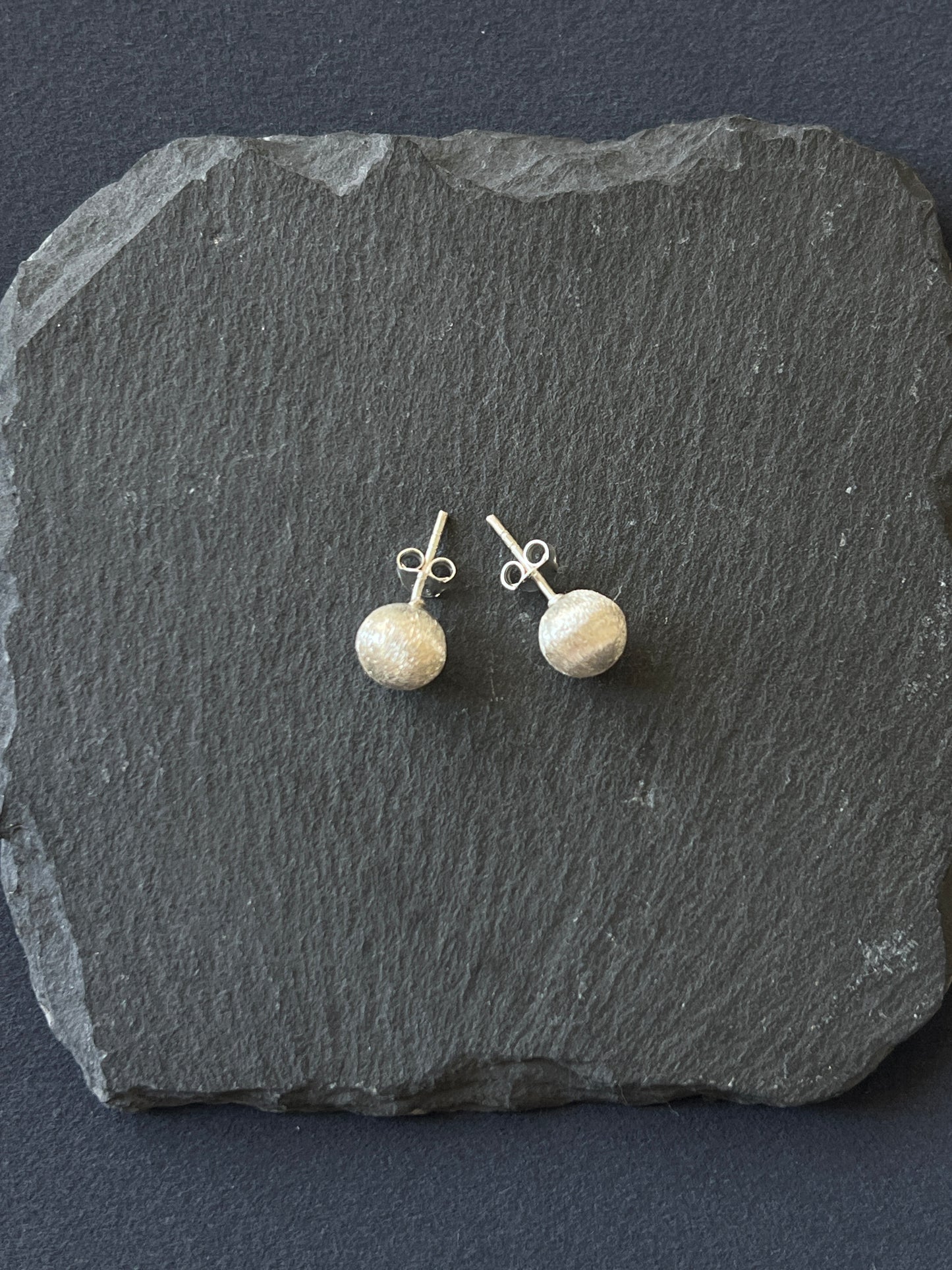 1ペア カレンシルバー ピアス ヘアライン 玉8.3mm×長さ18.7mm