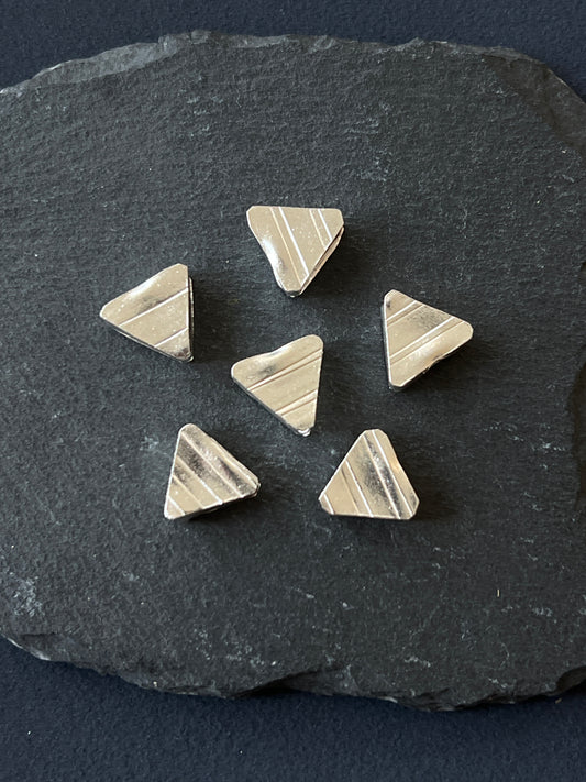 1個 カレンシルバー 貫通パーツ 1辺13×厚み5mm 穴〜穴12mm