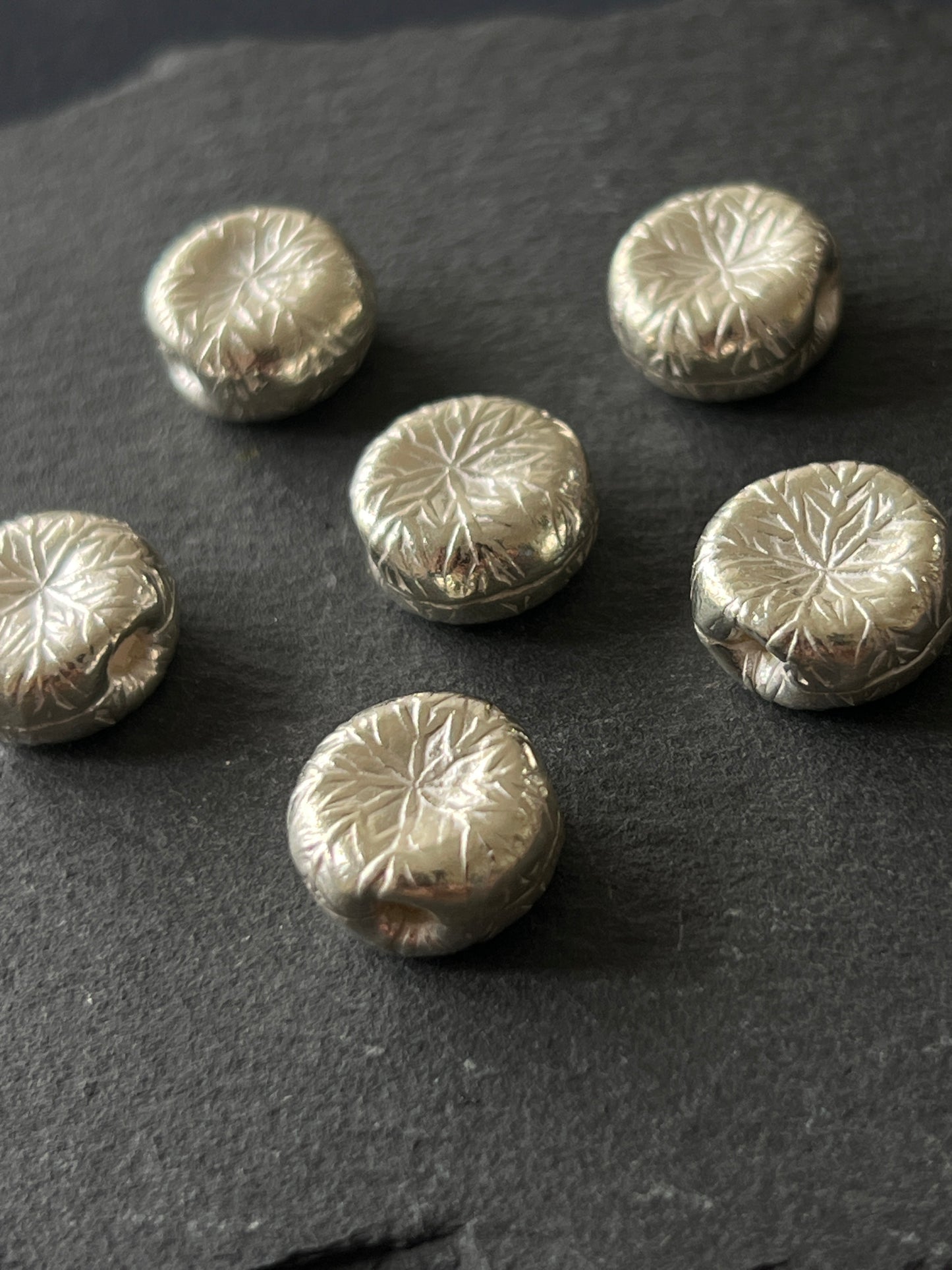 1個 カレンシルバー 貫通パーツ 13.5×12.5×6.5mm 穴〜穴12.5mm