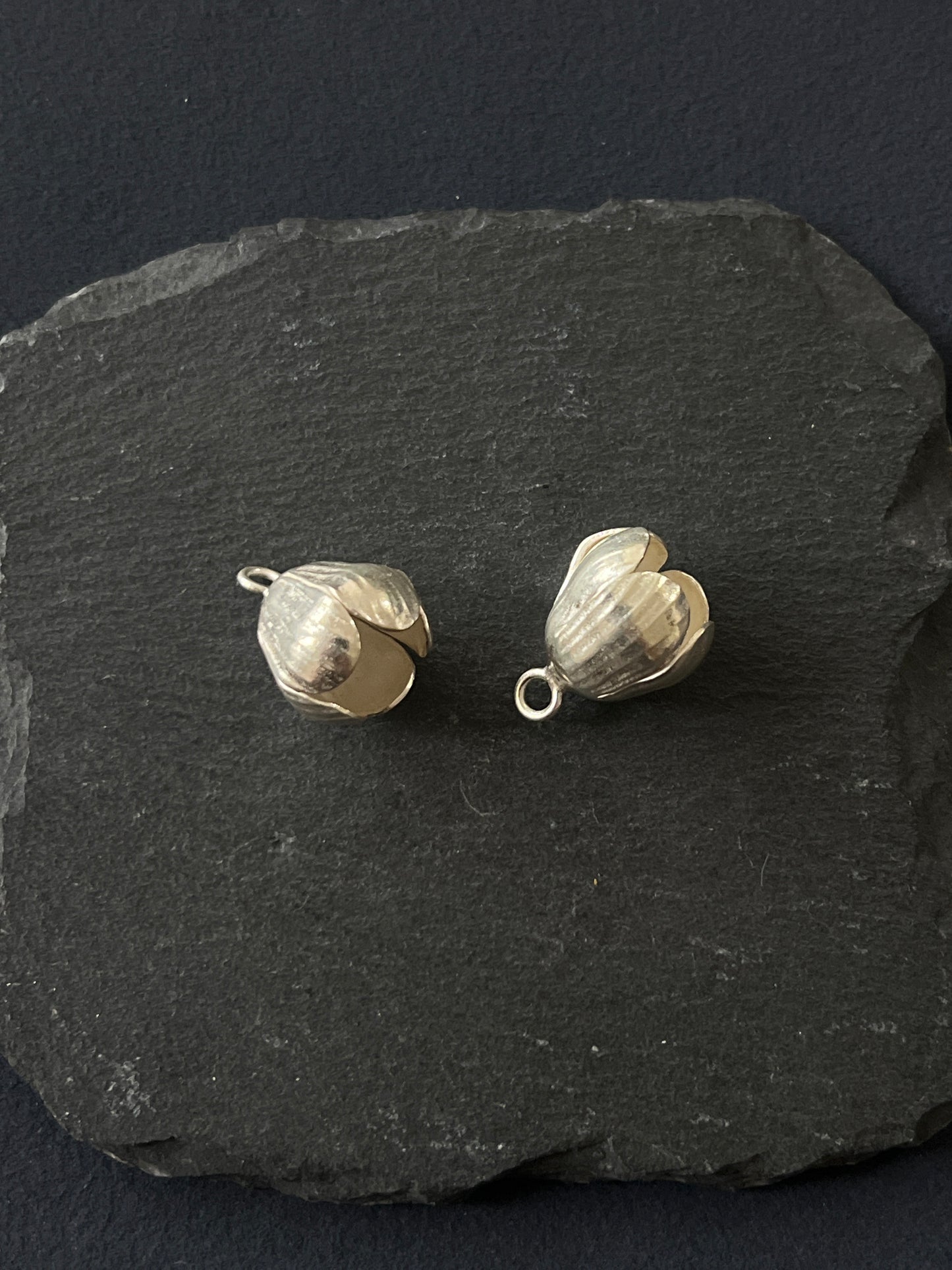1個 カレンシルバー チャーム 花 20×15.5mm