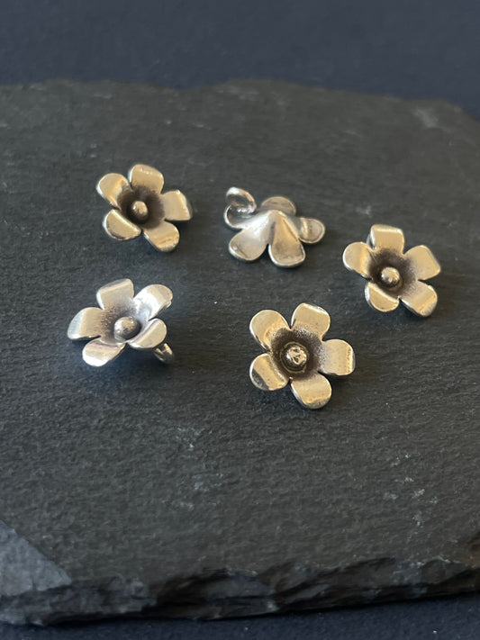 1個 カレンシルバー チャーム 花 15×15×5.5mm