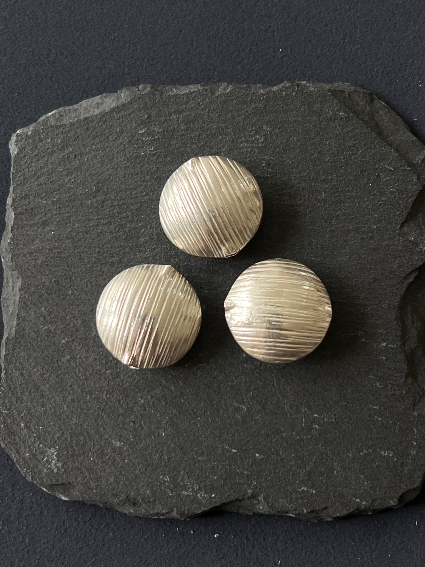 1個 カレンシルバー 貫通パーツ 23×22×10mm 穴〜穴6mm