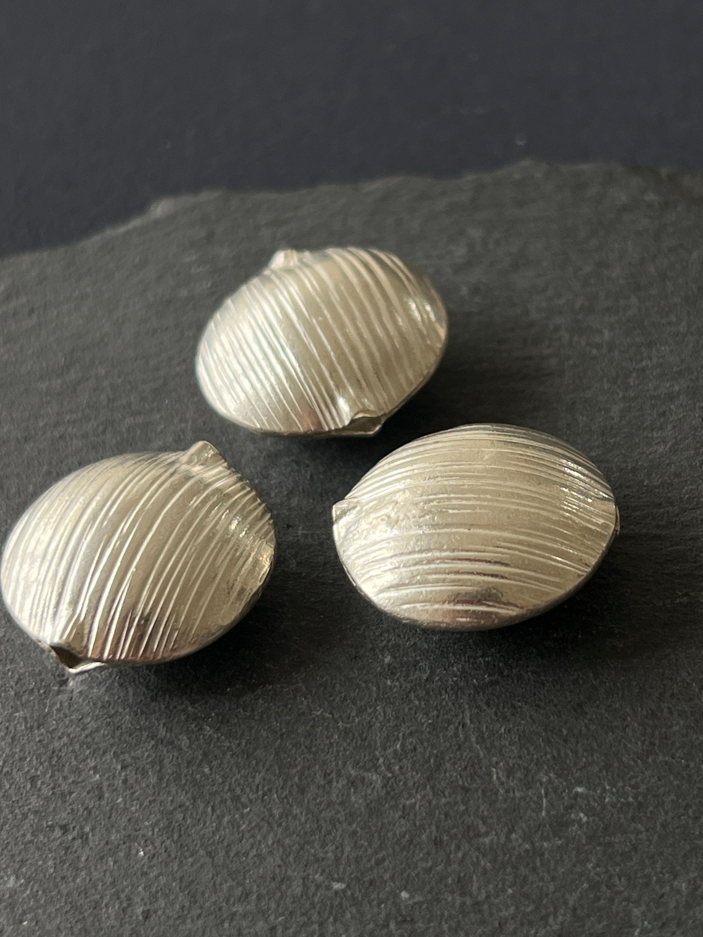 1個 カレンシルバー 貫通パーツ 23×22×10mm 穴〜穴6mm