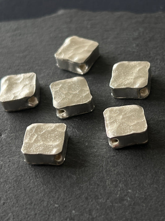 1個 カレンシルバー 貫通パーツ 槌目 一辺11×厚み5mm 穴〜穴13.5mm