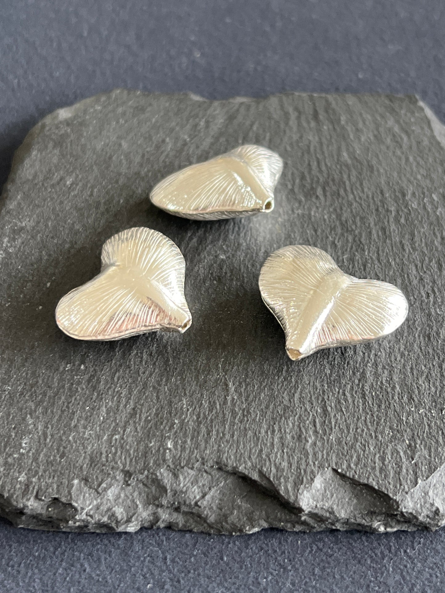 カレンシルバー ハート 穴あき 約26×22×10mm