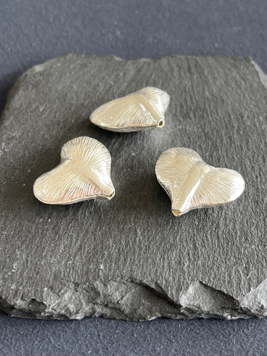 カレンシルバー ハート 穴あき 約26×22×10mm