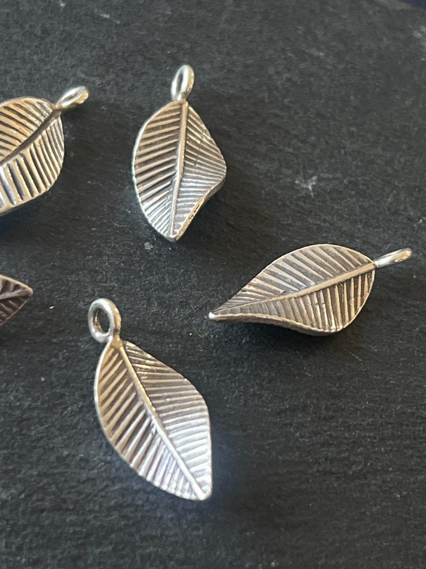 1個 カレンシルバー チャーム 葉っぱ 24×10mm