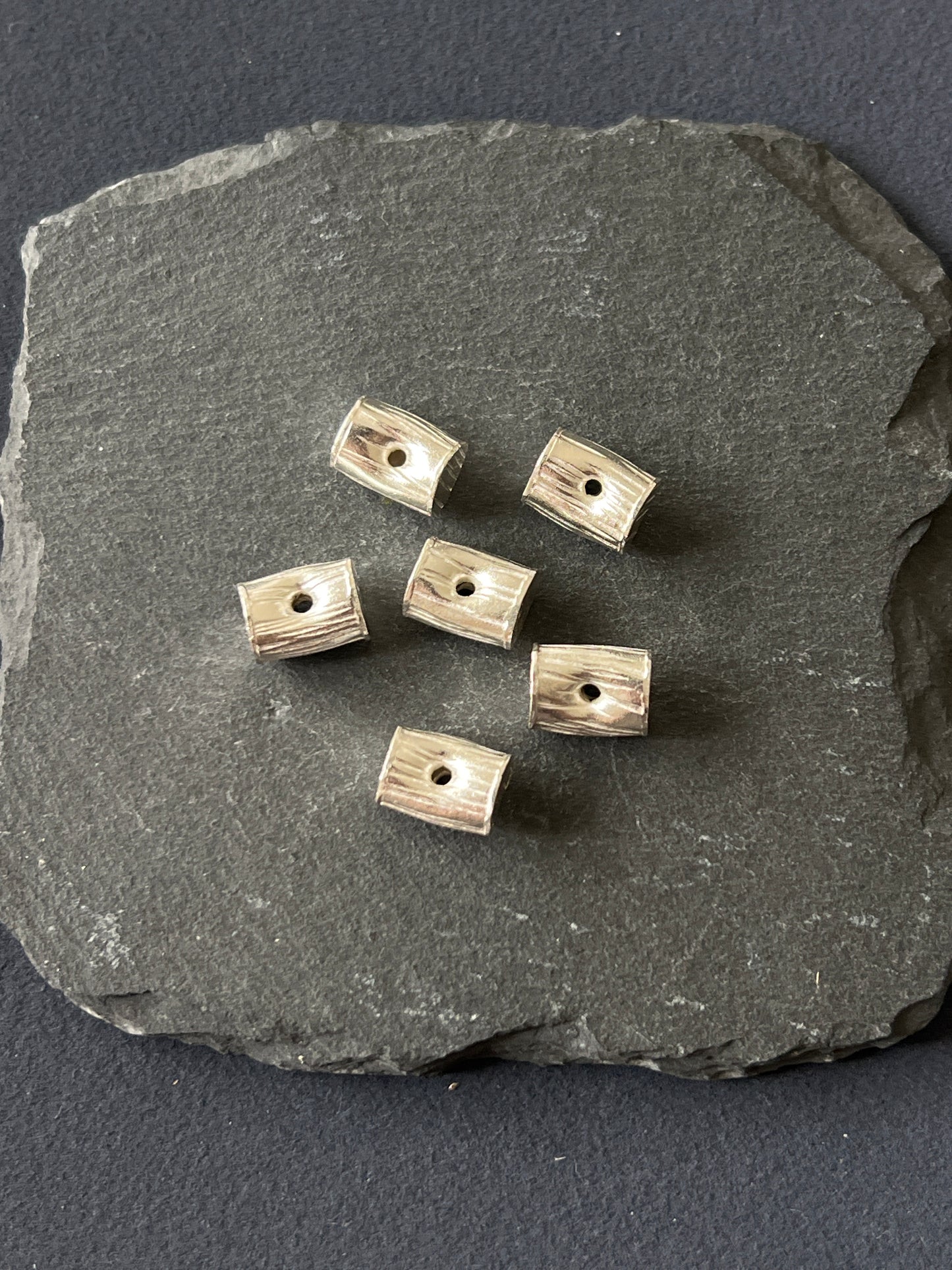 1個 カレンシルバー 貫通パーツ 11.5×8.5×7mm 穴〜穴6mm