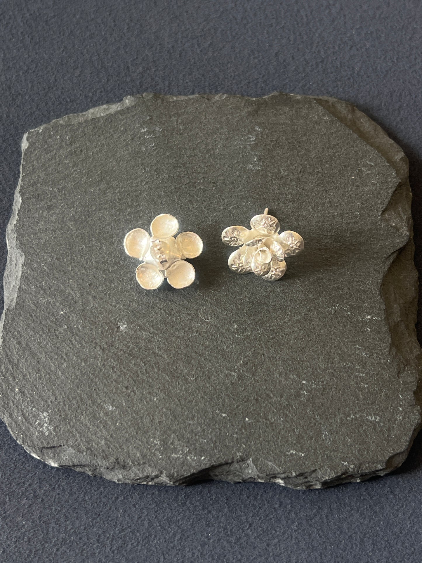 1ペア カレンシルバー ピアス ヘアライン 花18mm×長さ19mm