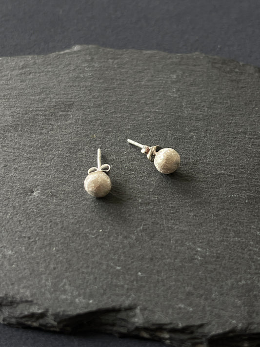 1ペア カレンシルバー ピアス 玉6.4 長さ7.3mm ヘアライン