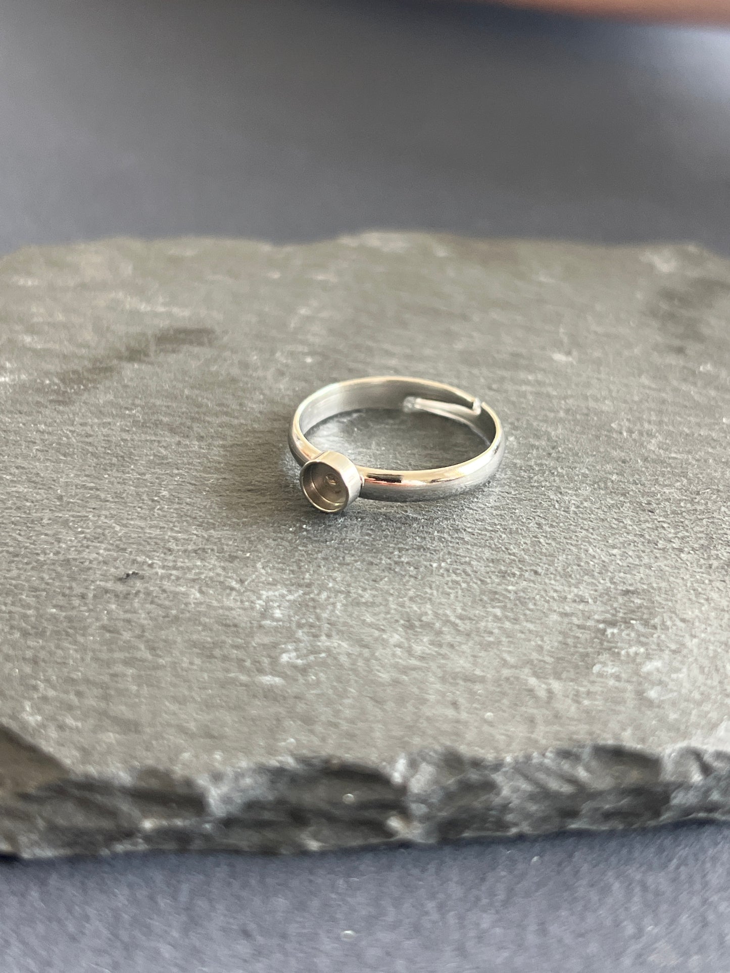 5個 リング空枠 ステンレススチール 皿4mm 約13号 調整可