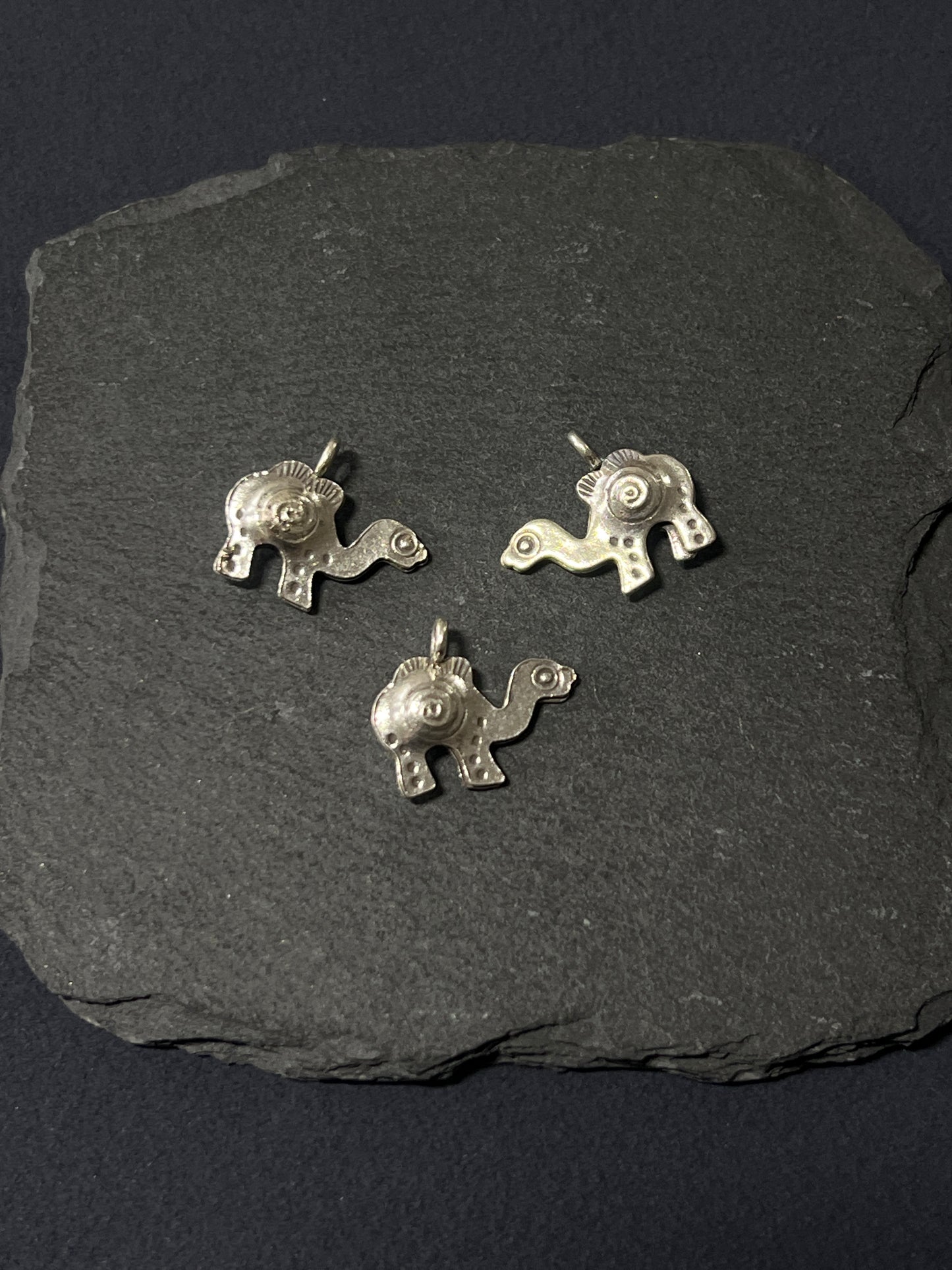 1個 カレンシルバー チャーム ラクダ 17×19.5mm