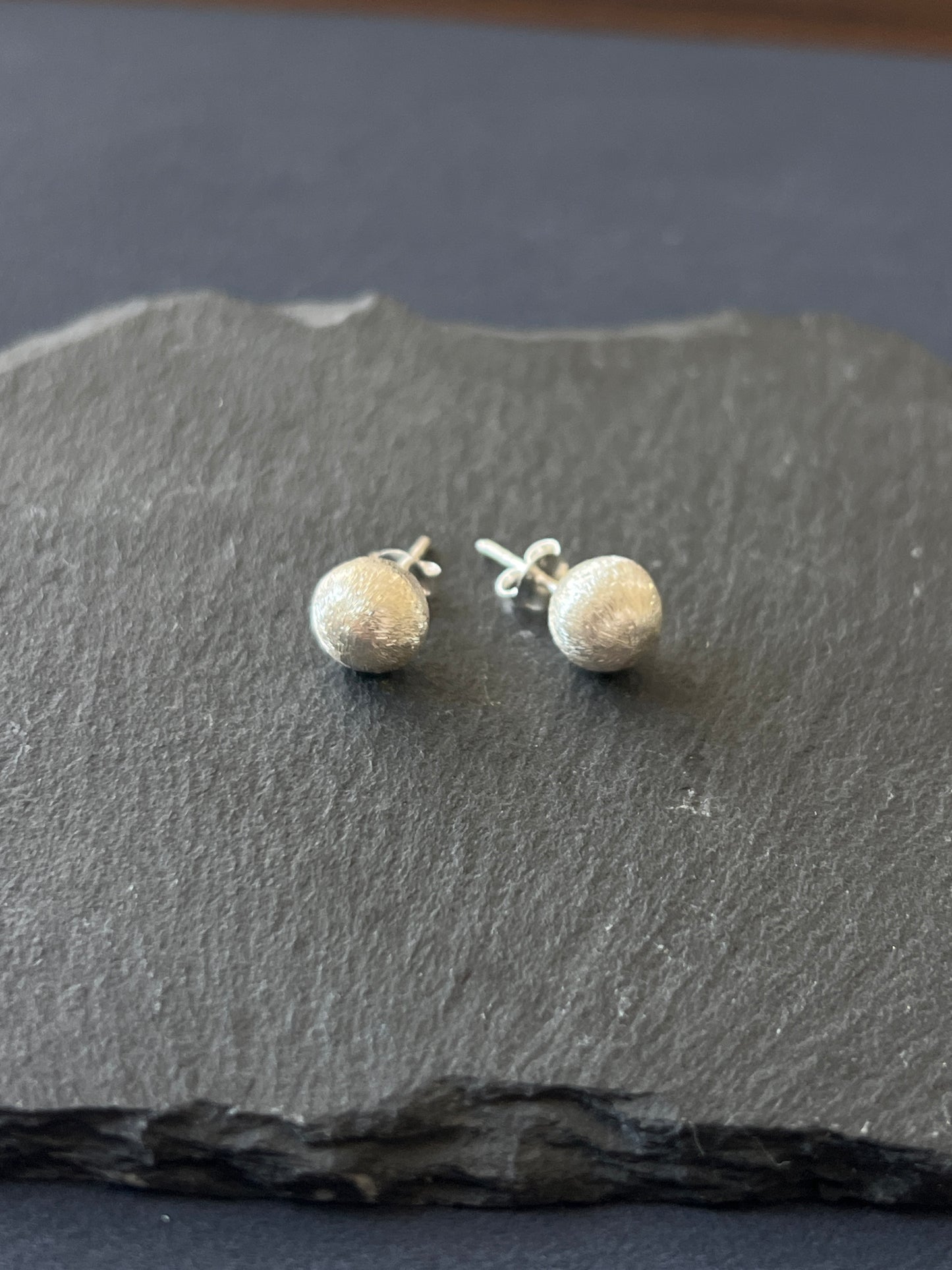 1ペア カレンシルバー ピアス ヘアライン 玉8.3mm×長さ18.7mm