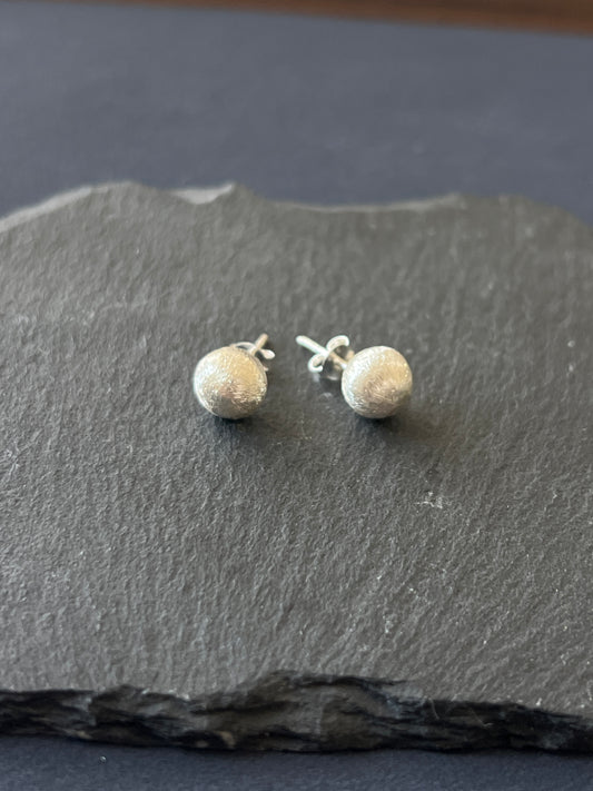 1ペア カレンシルバー ピアス ヘアライン 玉8.3mm×長さ18.7mm