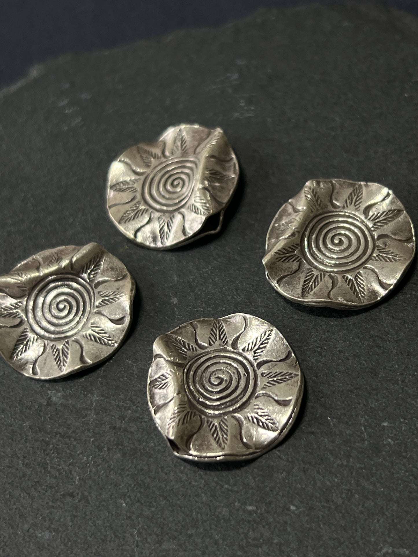 1個 カレンシルバー 貫通パーツ 20×19mm 穴から穴14mm