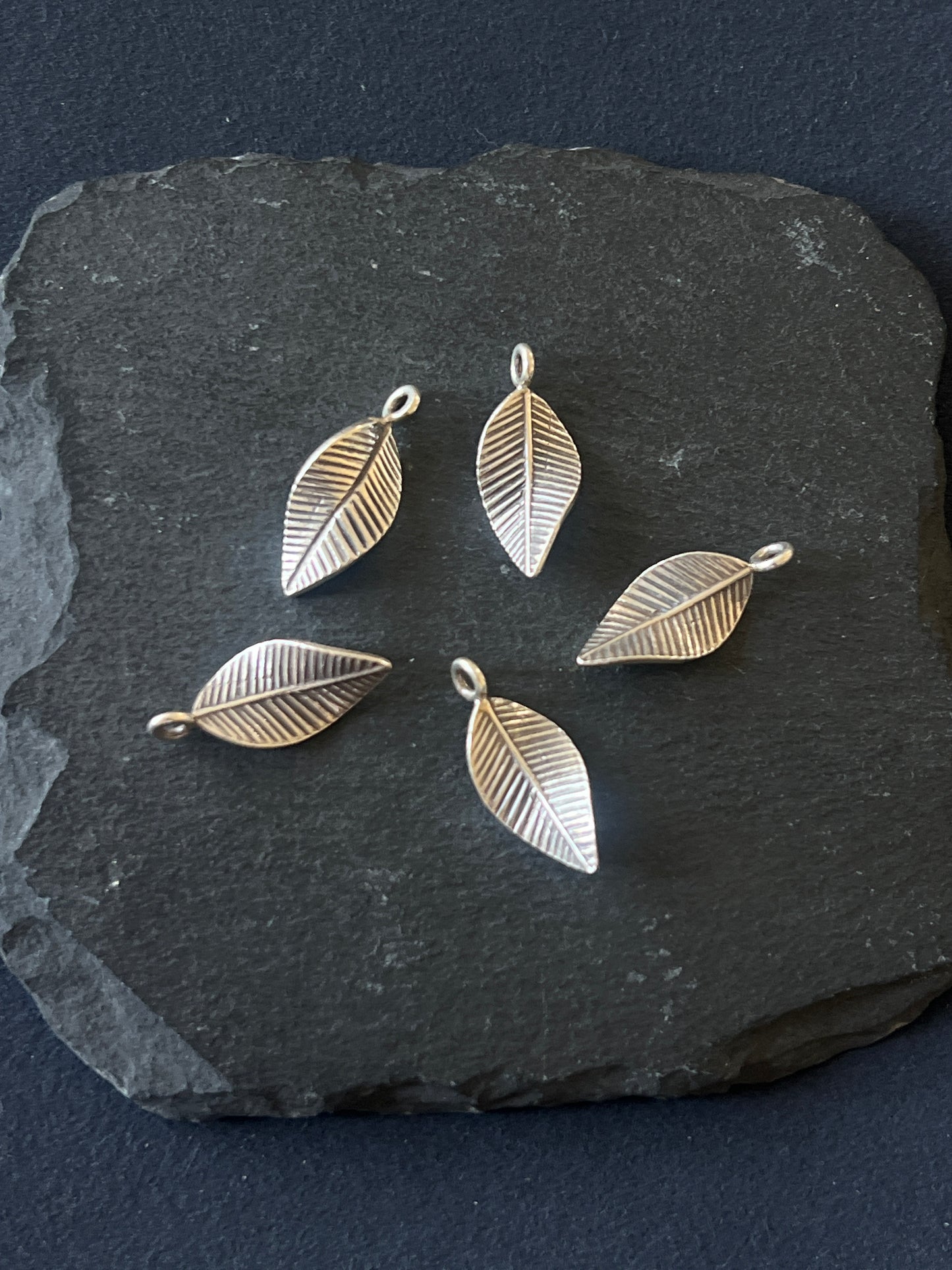 1個 カレンシルバー チャーム 葉っぱ 24×10mm