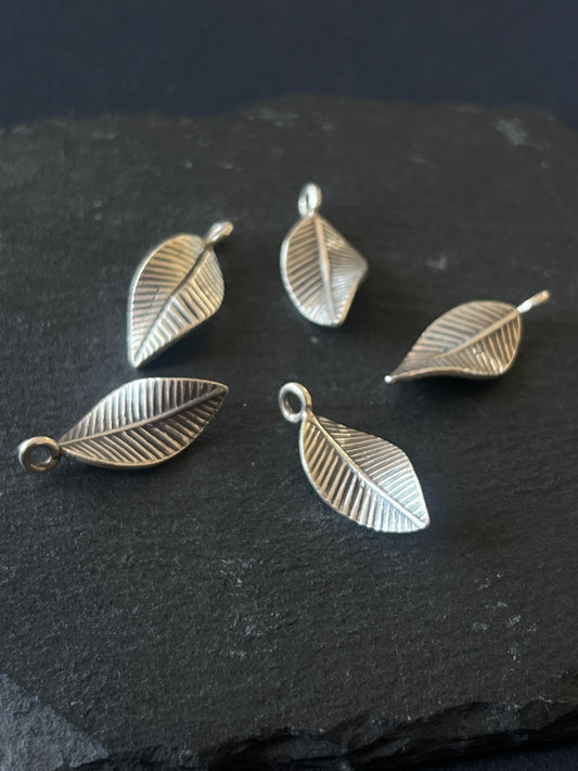 1個 カレンシルバー チャーム 葉っぱ 24×10mm