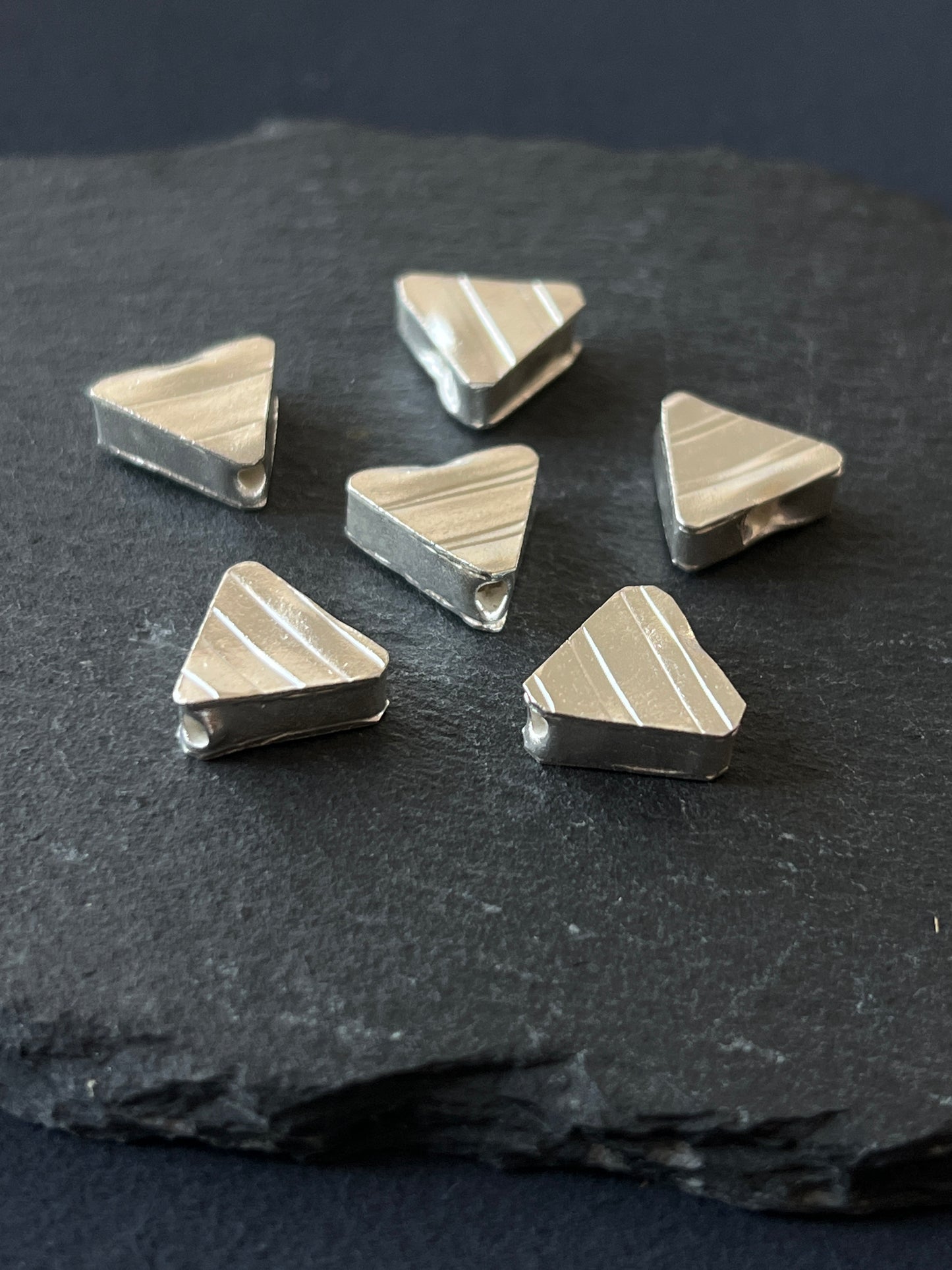 1個 カレンシルバー 貫通パーツ 1辺13×厚み5mm 穴〜穴12mm