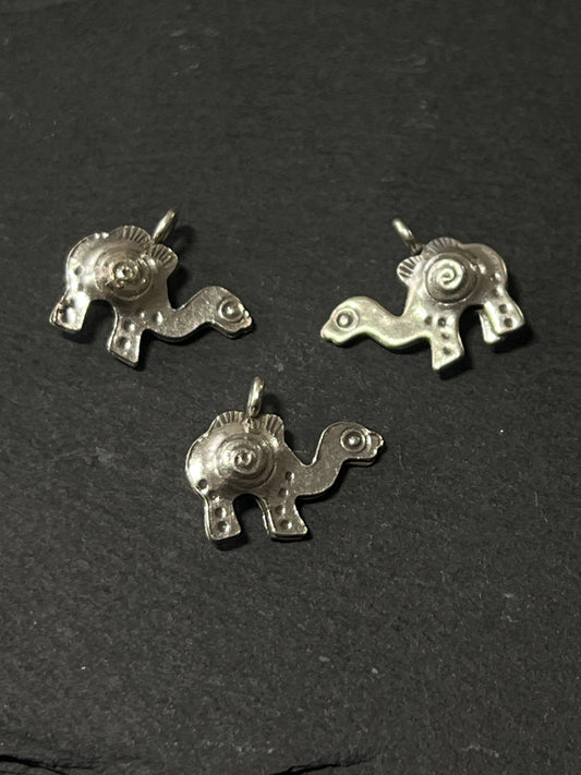 1個 カレンシルバー チャーム ラクダ 17×19.5mm