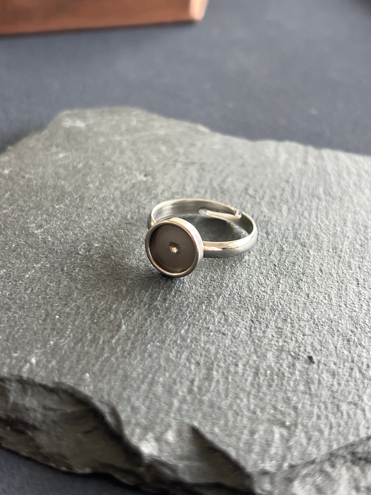 5個 リング空枠 ステンレススチール 皿8mm 約13号 調整可