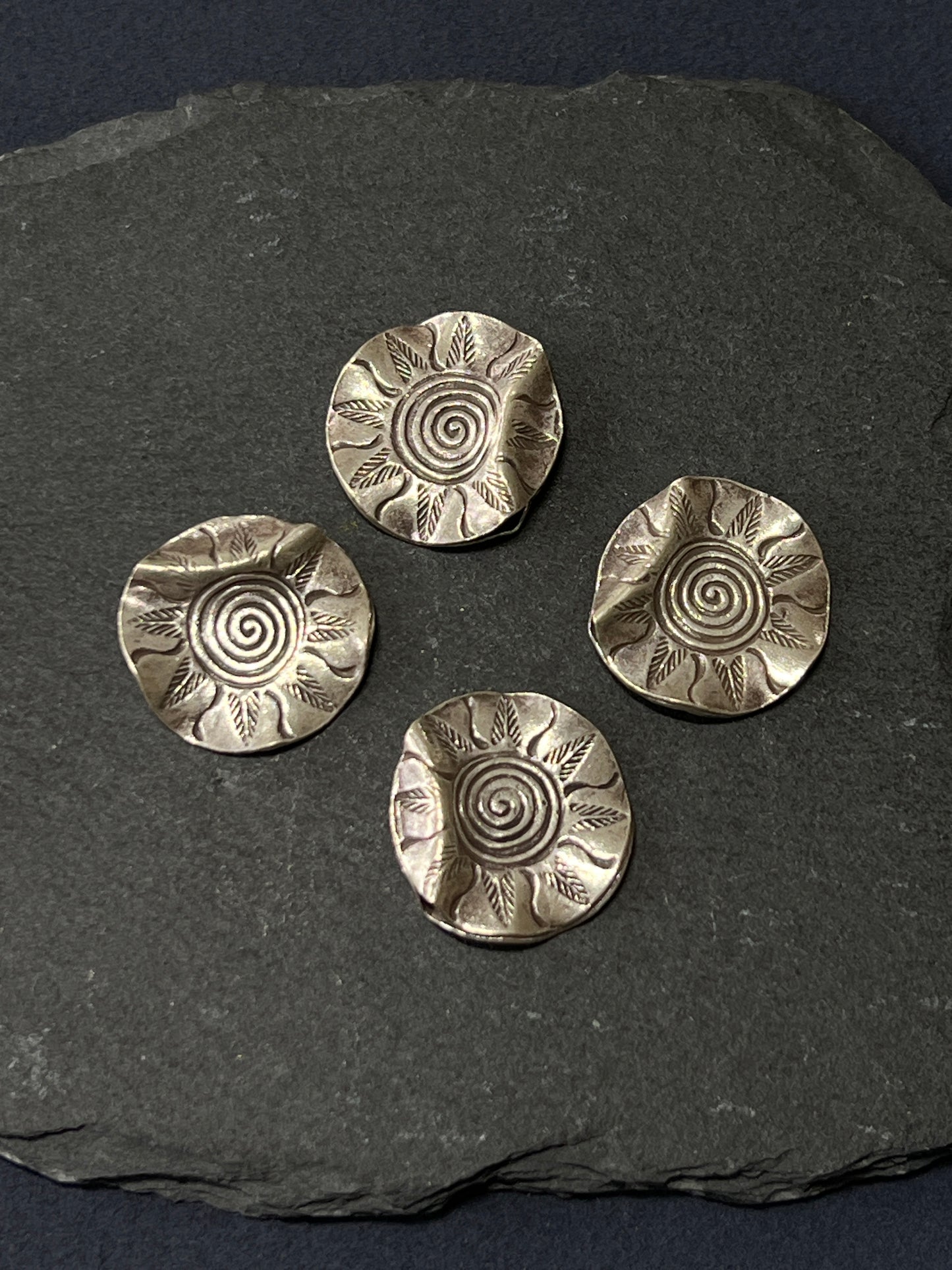 1個 カレンシルバー 貫通パーツ 20×19mm 穴から穴14mm