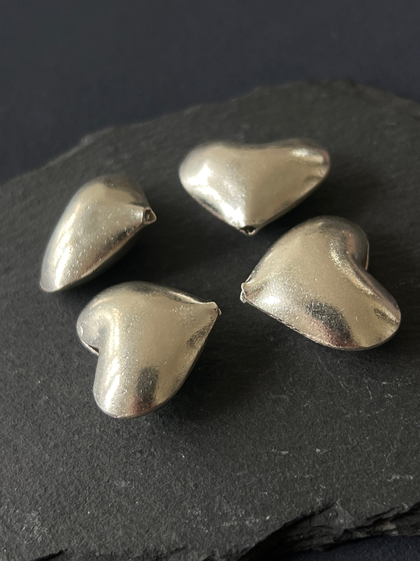 1個 カレンシルバー 貫通パーツ ハート 23×27×12mm 穴〜穴20mm