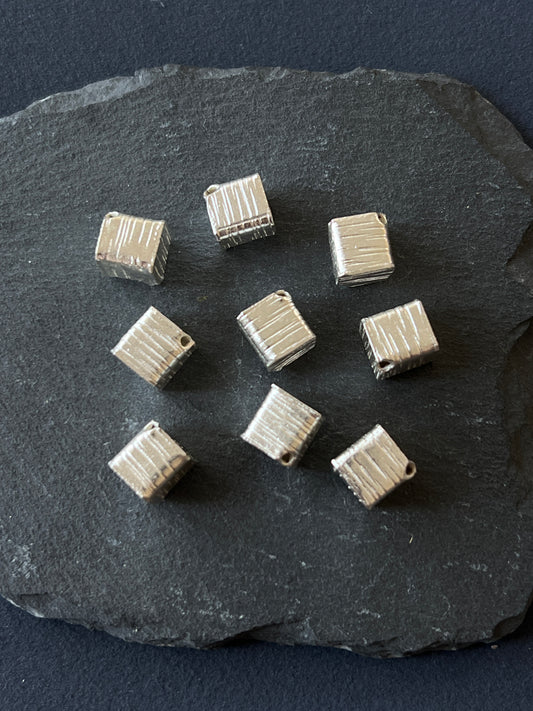 1個 カレンシルバー 貫通パーツ 9.5×9mm 穴〜穴13mm