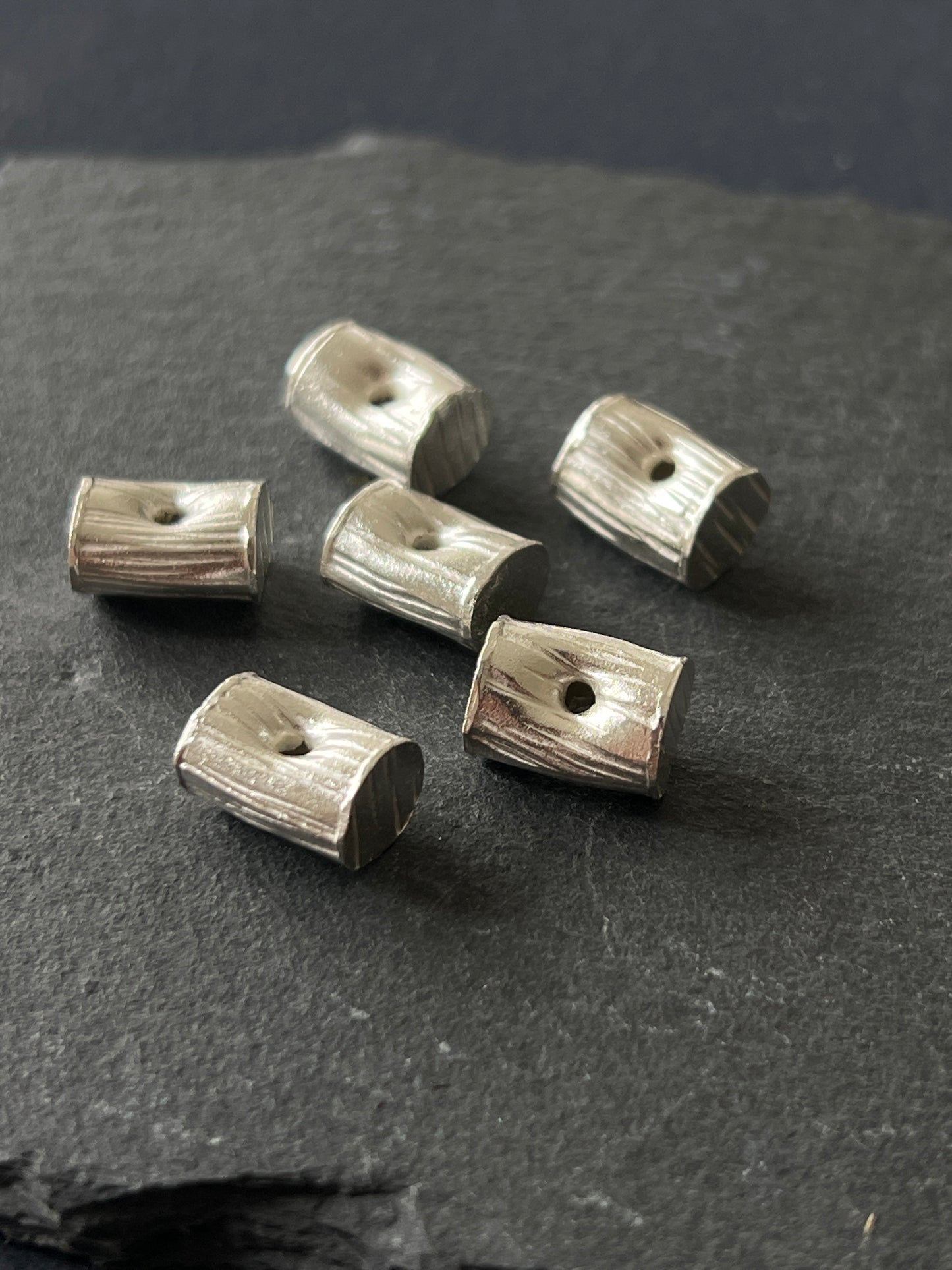 1個 カレンシルバー 貫通パーツ 11.5×8.5×7mm 穴〜穴6mm