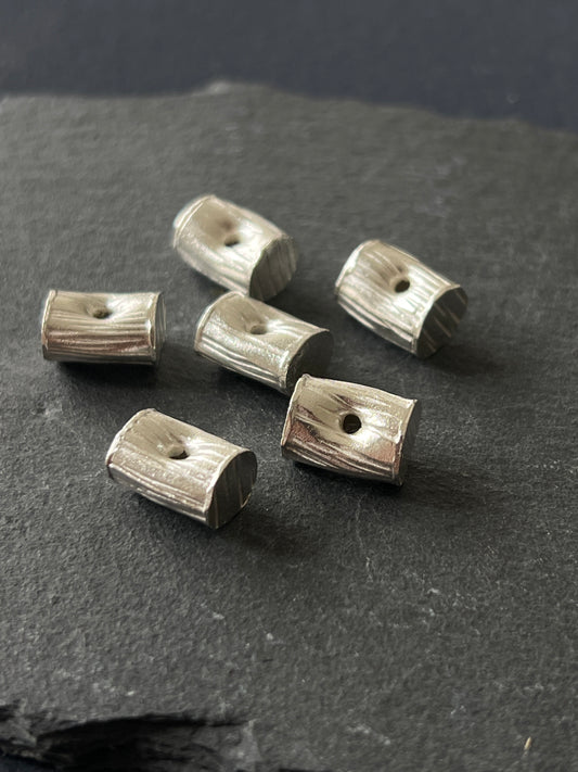 1個 カレンシルバー 貫通パーツ 11.5×8.5×7mm 穴〜穴6mm